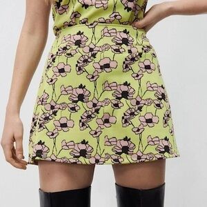 NWT!  Groovy Zara floral mini skirt. Size S. Faux pockets.